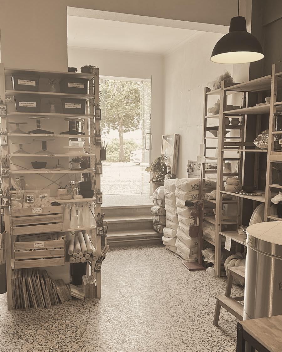 Atelier da Ceramista Shop: entrada com estantes de ferramentas